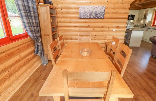 Castle Bytham Cottage | MAPLE LODGE, family friendly, with pool in Greetham, Rutland