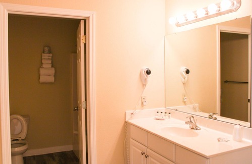 Kelleys Island Hotel | Marblehead Suite at Kelley's Island Venture Resort