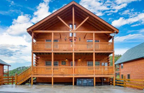 Pigeon Forge House | Marco Polo Lodge by AvantStay Sleeps 28 Indoor Pool Theater Game Room View
