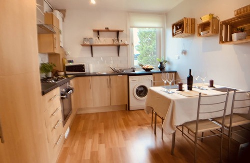 Restalrig Apartment | Maria- Bright and Modern City Center Apartment .