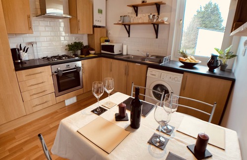 Restalrig Apartment | Maria- Bright and Modern City Center Apartment .