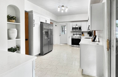 Lovington House | Marilyn's Pink Pony Bungalow - Sleeps 12!