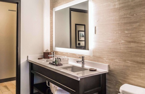 Chincoteague Hotel | Marina Bay Hotel & Suites, an Ascend Collection Hotel