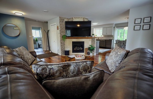 Sturgeon Falls House | Marina Boutique - Cute 2BR Rancher with HOT TUB