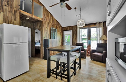 Notre-Dame-de-Pontmain Cottage | Marina cottage waterfront
