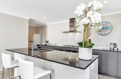 Mandurah Apartment | Marina-ocean Front Escape With Breathtaking Views
