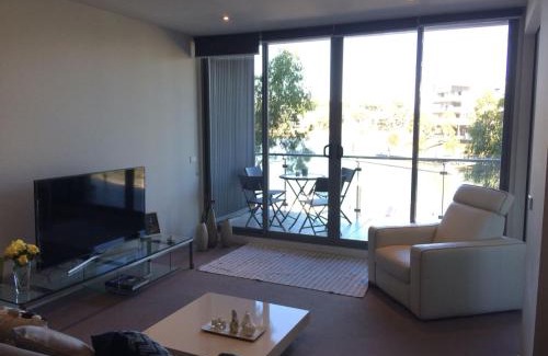 Maribyrnong Apartment | Marina View Apartment on the Maribyrnong River, Melbourne