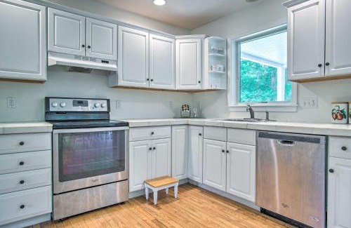 Marion House | Marion Home with Private Deck Less Than 1 Mi From Beach