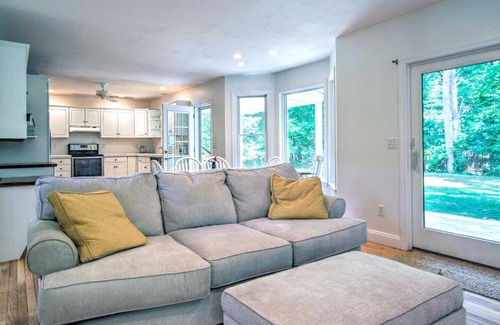 Marion House | Marion Home with Private Deck Less Than 1 Mi From Beach