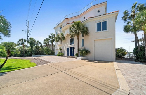 Holiday Isle House | 🌴Maritime Escape | Located on the Destin Harbor | Private Pool & Dock | FREE Parasailing