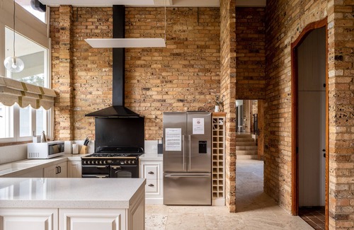 Menangle Cottage | Mars: Explore Starlink with Luxe Farmhouse Getaway