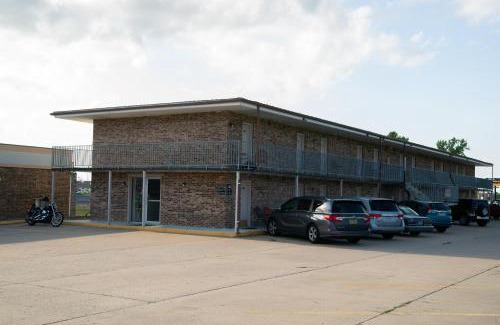 Marshall Hotel | Marshall Lodge By OYO Hwy 65