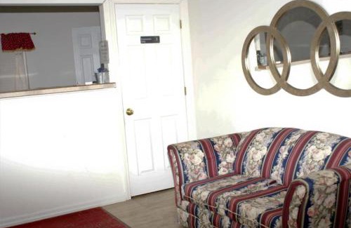 Marshall Hotel | Marshall Lodge By OYO Hwy 65