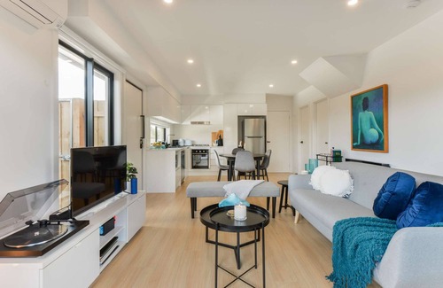 Capel Sound House | Martini Manor - Gorgeous 3 bedroom Townhouse walking distance to beach - 4pm check out on Sundays*
