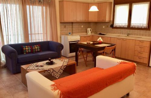 Plagiarion Apartment | Mary-Ann's Deluxe Apartment , 5km from PEREA