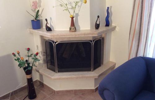 Plagiarion Apartment | Mary-Ann's Deluxe Apartment , 5km from PEREA