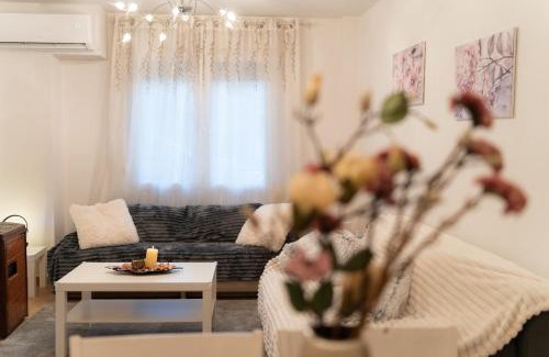 Naousa Apartment | Mary's Downtown Home - a stroll away from Mount Vermio