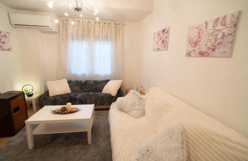 Naousa Apartment | Mary's Downtown Home - a stroll away from Mount Vermio