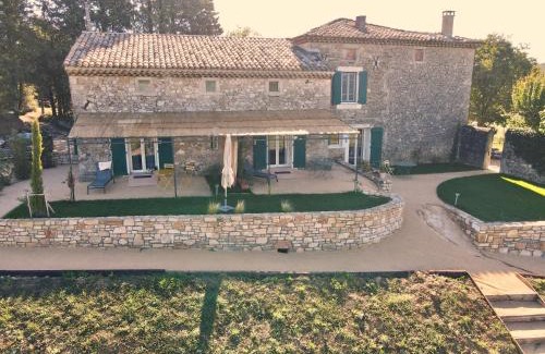 Cornillon Bed & Breakfast | Mas Les Escourtades Chambres d'hôtes