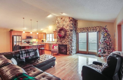 Howard Lake House | Massive 3 bedroom on the Lake!
