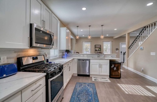 Baltimore House | Massive 5 bedroom with a gameroom!