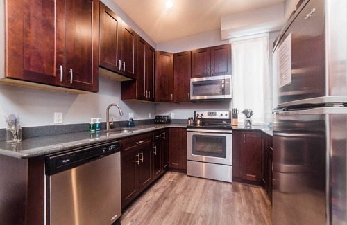 Manchester Apartment | Massive Home - GroupStay - Parking & Location