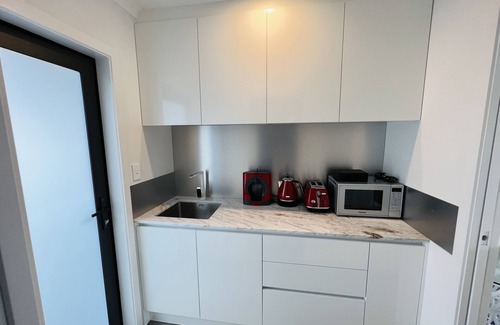 Te Atatu South Apartment | Matuhi Deluxe studio with kitchenette