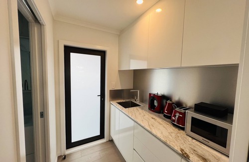 Te Atatu South Apartment | Matuhi Deluxe studio with kitchenette