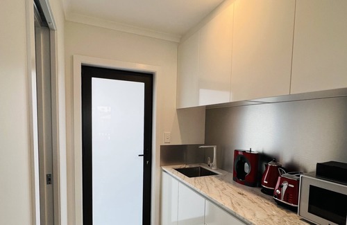 Te Atatu South Apartment | Matuhi Deluxe studio with kitchenette