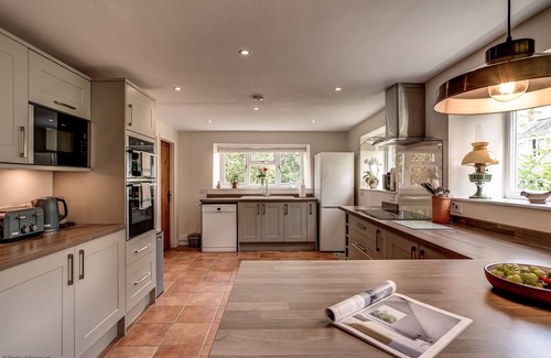 Bicester House | Meadow Cottage | Oxfordshire Holiday Let | 4 Beds & Sleeps 8