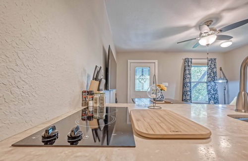 Riverside Terrace House | Medical Center 2-Bedroom Upstairs Unit & Fully Fenced in Yard