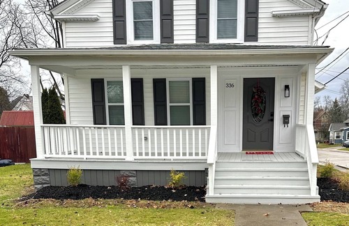 Medina House | Medina Square Retreat - Spacious 4 bdrm home walking distance to the square