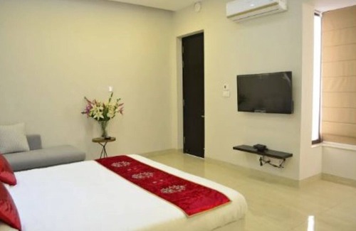 DLF City Apartment | Meera Suites @ DLF 2 - Suite 1
