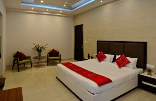 DLF City Apartment | Meera Suites @ DLF 2 - Suite 1
