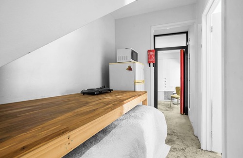 Melbourne Central Business District Apartment | Melb Cbd a Zen oasis garden studio.