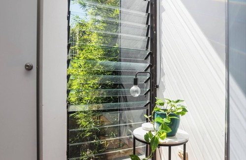 Melbourne Central Business District Apartment | Melb Cbd a Zen oasis garden studio.
