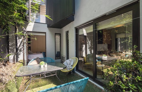 Melbourne Central Business District Apartment | Melb Cbd a Zen oasis garden studio.