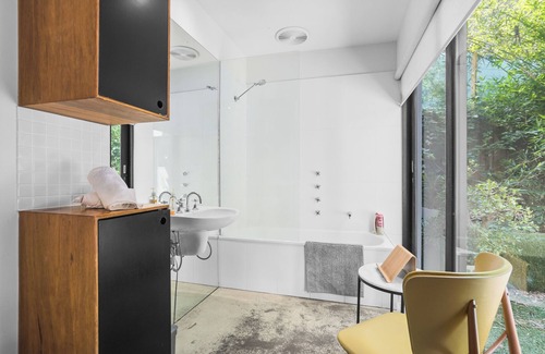 Melbourne Central Business District Apartment | Melb Cbd a Zen oasis garden studio.