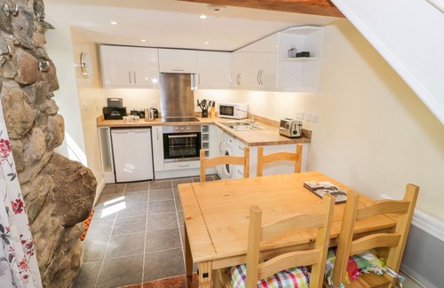 Garndolbenmaen Cottage | MELIN BACH, pet friendly, character holiday cottage in Porthmadog