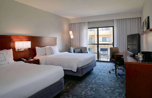 South Kansas City Hotel | Memorable Stay! Free Parking, Pool, Short Drive To Harry S. Truman Farm Home!