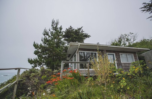 Albion Cottage | Mendocino Coast Cliffside Cottage—Shangri-La