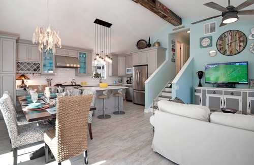 Lantern District House | Mermaid Cottage - Private Jacuzzi, AC, patio space