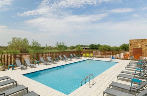 East Mesa House | Mesa's Hidden Gem! Free Breakfast, Outdoor Pool, Pets Allowed, Free Parking!