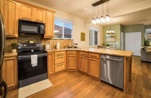 Mesquite House | Mesquite 2BR Townhome with Pool & Gym Access