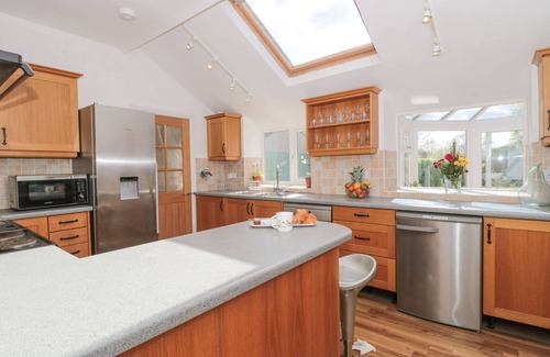 Compton Dundon Cottage | METCALFE HOUSE, pet friendly, with open fire in Compton Dundon