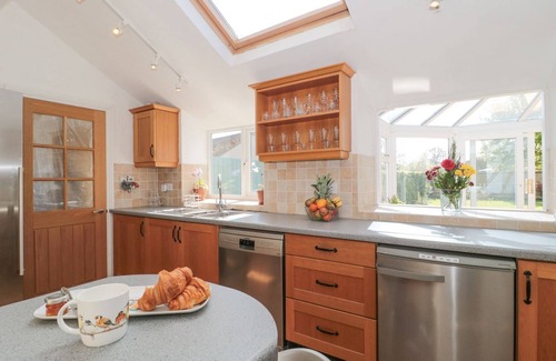 Compton Dundon Cottage | METCALFE HOUSE, pet friendly, with open fire in Compton Dundon