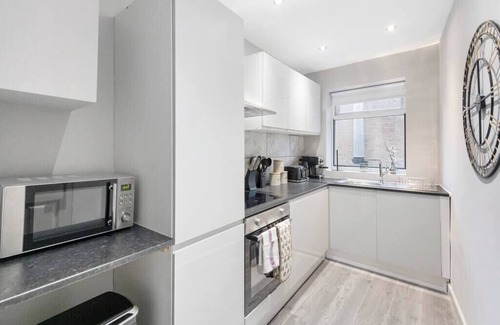 Harrow Apartment | Metropolitan Living: Sleek 3BR with Vibrant Flair