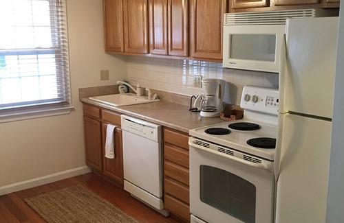 Westborough Condo | Metrowest Nest - A Cozy 1 bedroom condo + parking near commuter rail