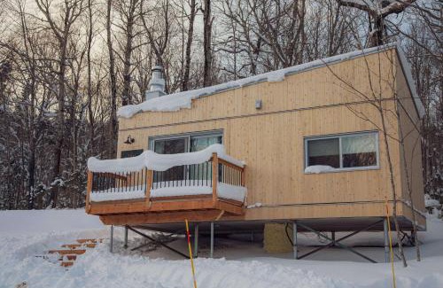 Notre-Dame-Auxiliatrice-de-Buckland Ski Chalet | Micro-Cabin in the Mountains - Solstice 2
