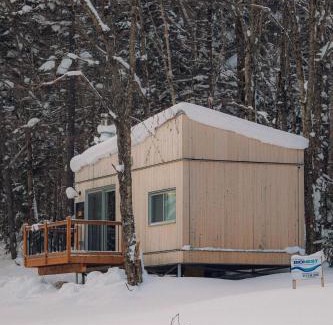 Notre-Dame-Auxiliatrice-de-Buckland Ski Chalet | Micro-Cabine in the Mountains - Solstice 4